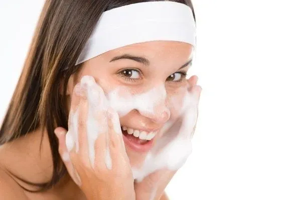 8 Dos and Don'ts for Treating Acne-Prone Skin
